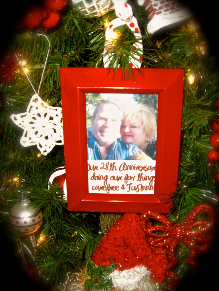 framed memories on the tree Easy to make framed Christmas ornaments filled with memories of the past year!