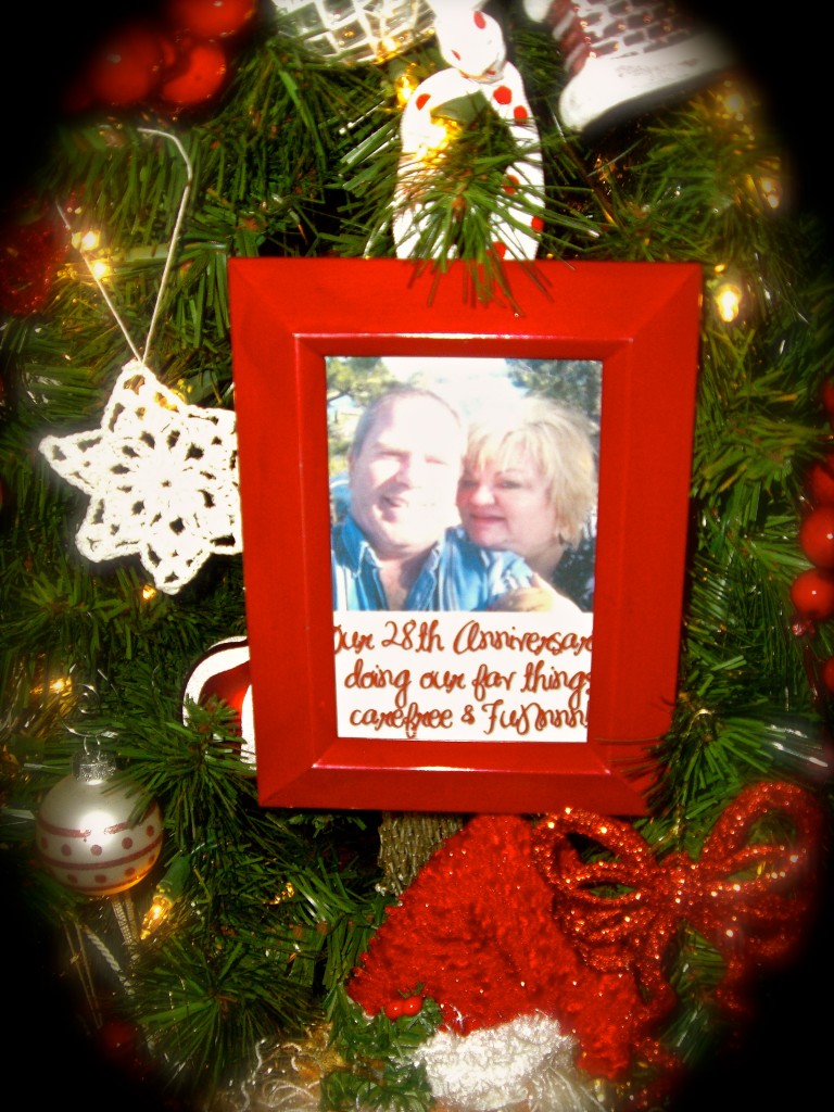 framed memories on the tree Easy to make framed Christmas ornaments filled with memories of the past year!