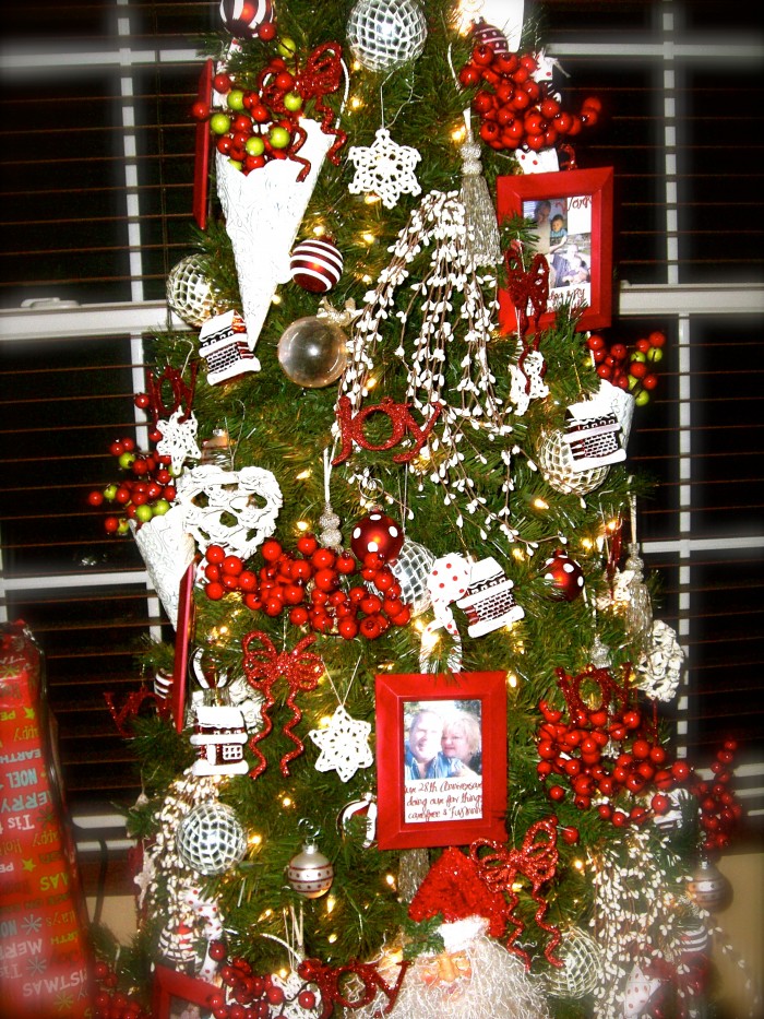 {framed memories on the tree} Easy to make framed Christmas ornaments filled with memories of the past year!