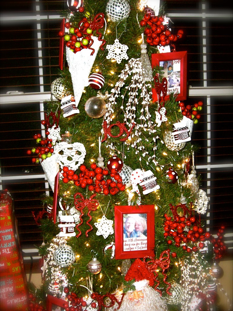 {framed memories on the tree} Easy to make framed Christmas ornaments filled with memories of the past year!